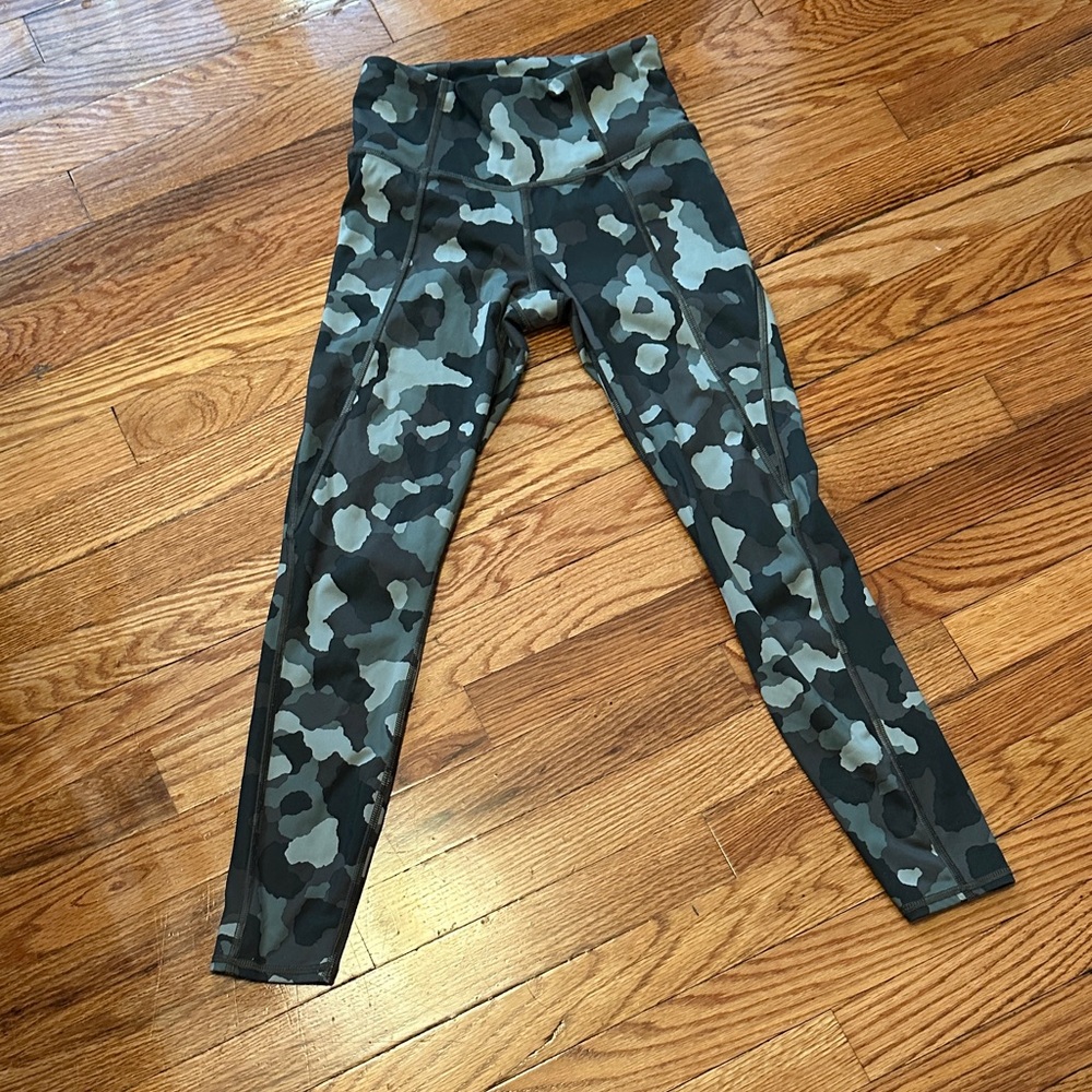 Athleta Women’s Lightning Camo 7/8 Tight
